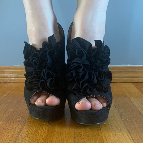 Amazing 4” heels with ruffle top - Picture 2 of 8
